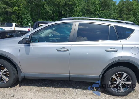 2017 Toyota Rav4 Xle z USA, uszkodzony, nr VIN 2T3RFREV5HW656166